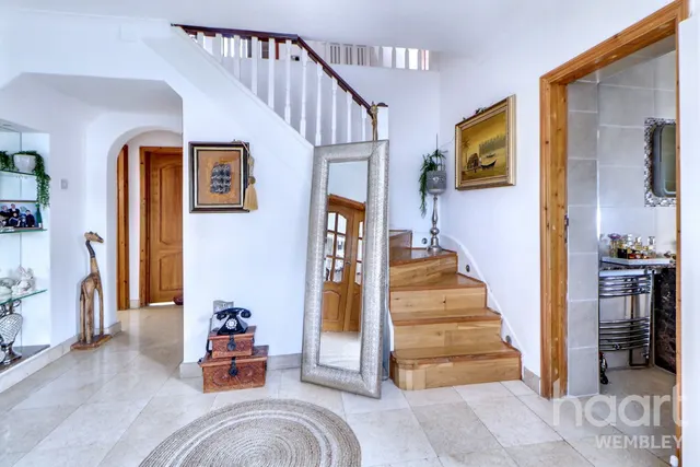 Barn Hill Estate, HA9, photo 1