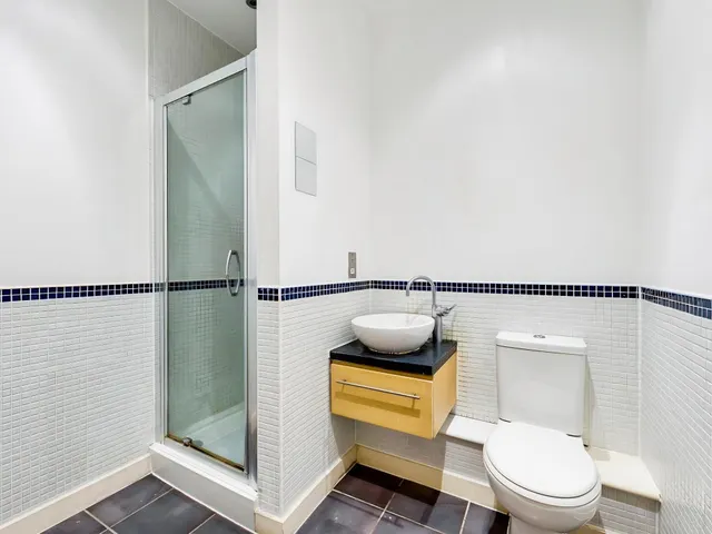 Photo 3 — 3 Princess Way, Swansea, SA1