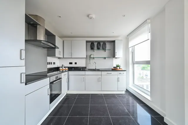 Photo 2 — Flat 14, 4 Balmes Road, London