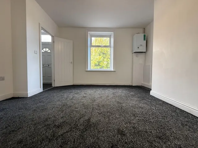 Huddersfield Road, Heckmondwike, WF16, photo 2