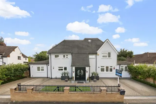 The Greenway, Ickenham