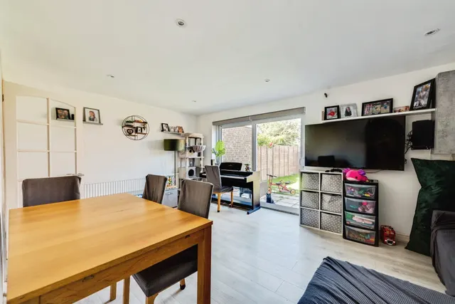Photo 3 — Francis Little Drive, ABINGDON