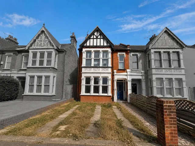 2 bedroom flat, Ceylon Road, Westcliff-on-sea, SS0