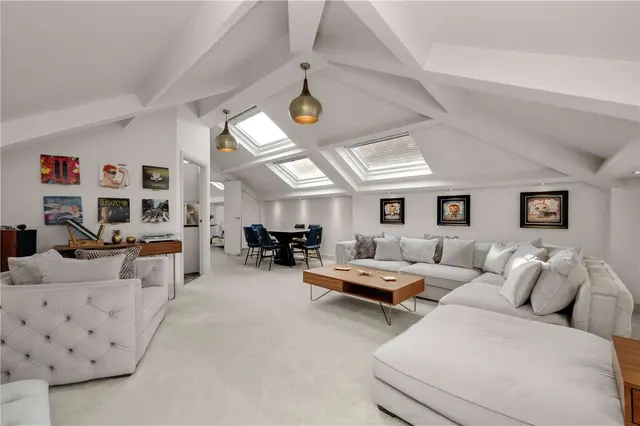 Bear Lane, Farnham, Surrey, GU9 7LF, photo 1