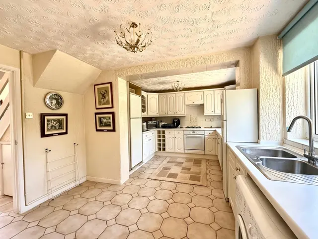 Photo 3 — Thorne Road, Swindon, Wiltshire, SN3 6DT