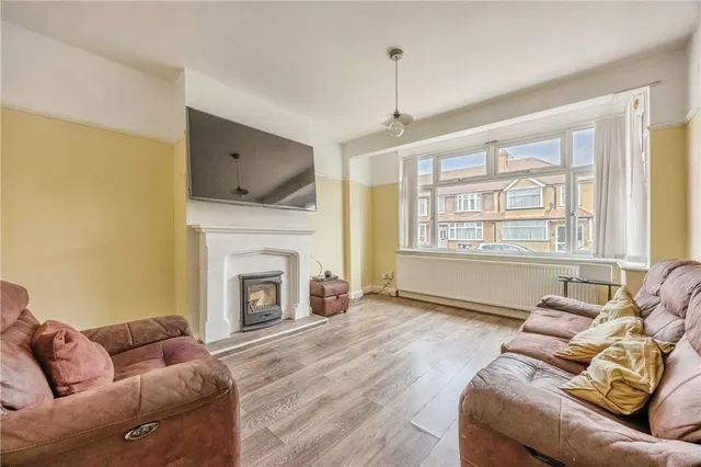 Photo 2 — Pentlands Close, Mitcham, CR4