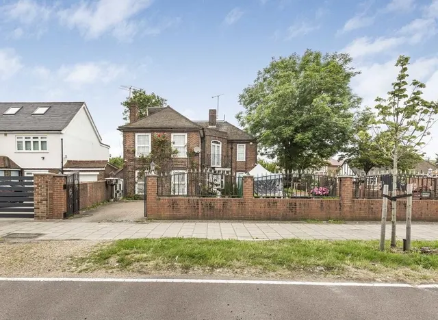 Great West Road, Hounslow, TW5, photo 1
