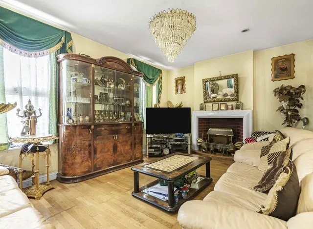 Photo 3 — Great West Road, Hounslow, TW5