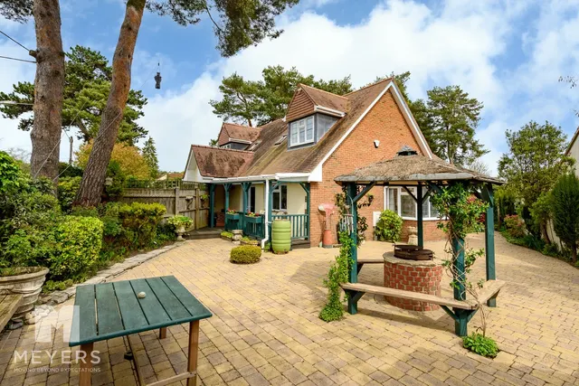Cedar Avenue, St. Leonards, BH24, photo 1
