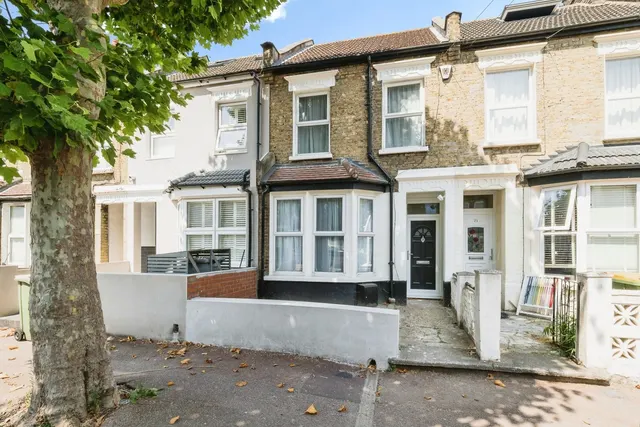Wolsey Avenue, London, E6, photo 1