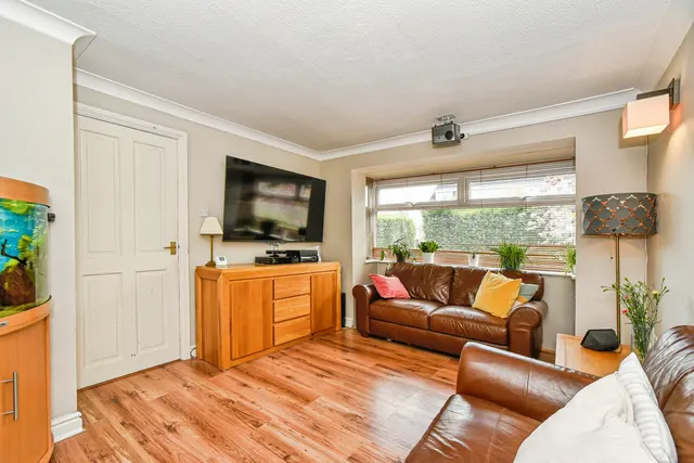 Barrington Close, Liden, SN3, photo 3