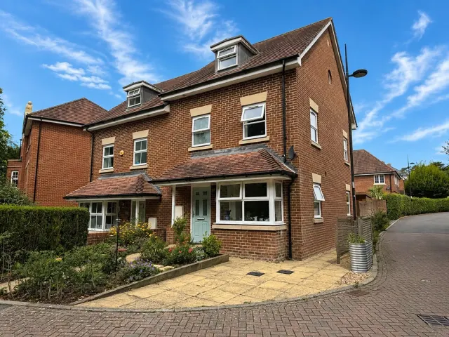Buckle Gardens, Hellingly, Hailsham, East Sussex, BN27, photo 1