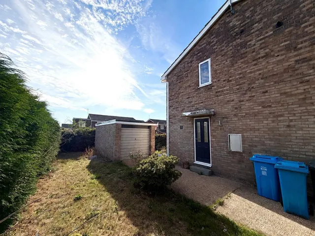 Photo 2 — Twickenham Glade, Halfway, Sheffield, S20