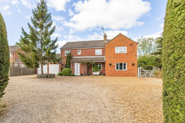 Four Bedroom Family Home in Setchey, photo 1