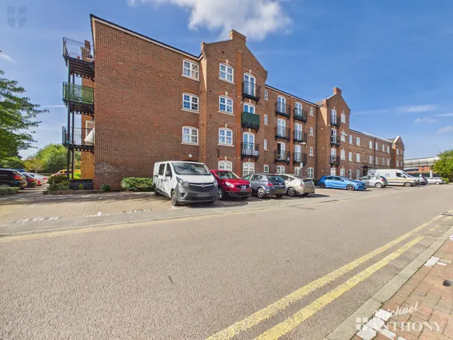 Coxhill Way, HP21, photo 1