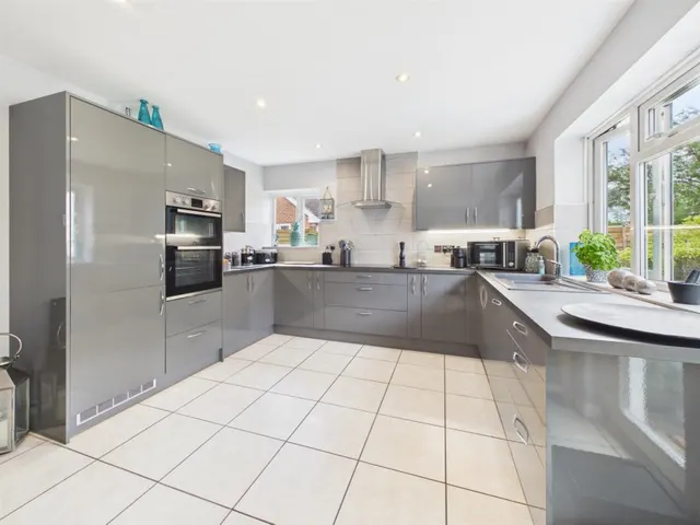 Church Road, Longlevens, photo 2