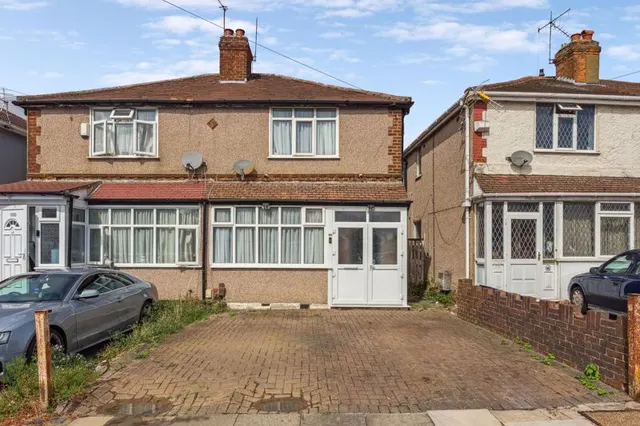 Wood End Gardens, Northolt, UB5, photo 1