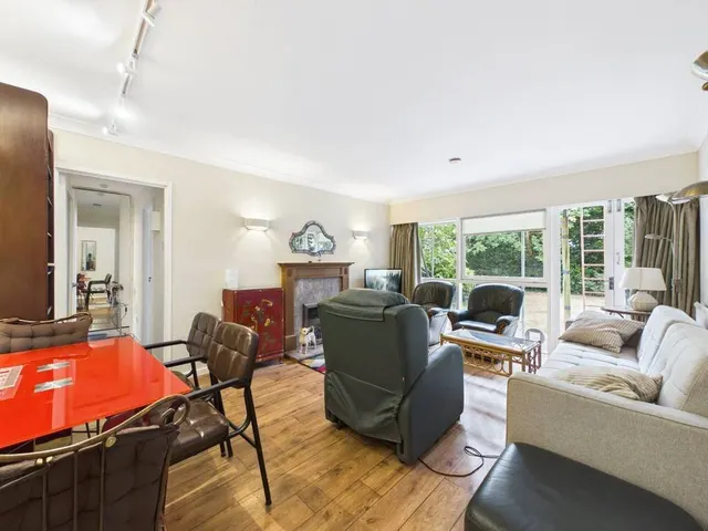 Coleridge Court, Parkleys, TW10, photo 2