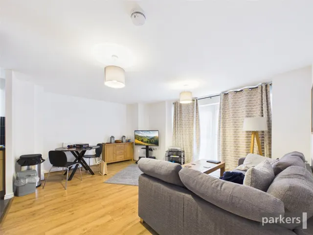 Regis Park Road, Reading, RG6, photo 2