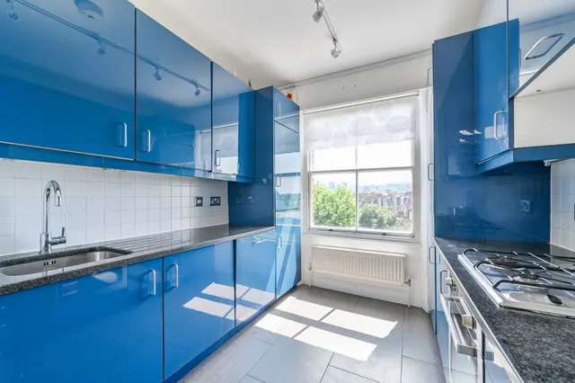 Photo 3 — Flat 7, 121 Sutherland Avenue, London