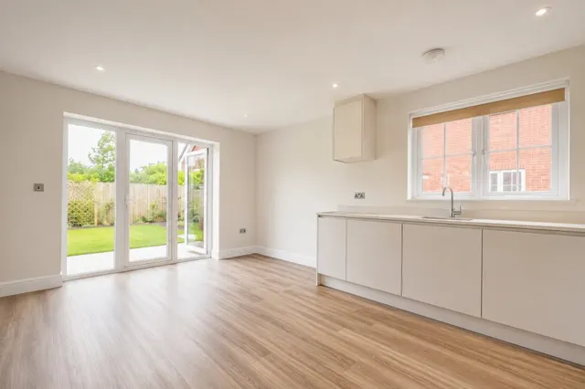 St Thomas Close, Chilworth, GU4, photo 2