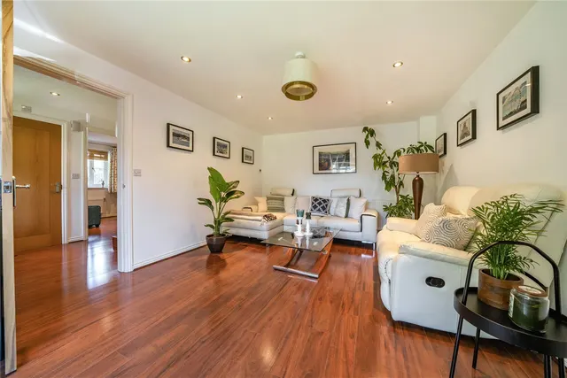 Photo 3 — Holt Close, Chislehurst, BR7