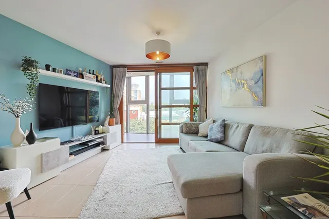 Lombard Road, London, SW11, photo 1