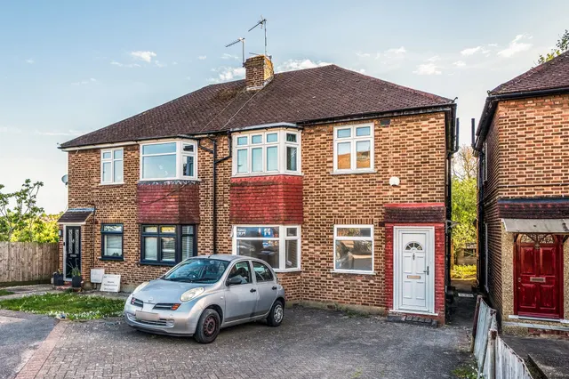 Marlborough Close, London, photo 1
