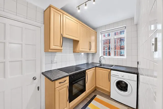 Hammersmith Road, London, W6, photo 2