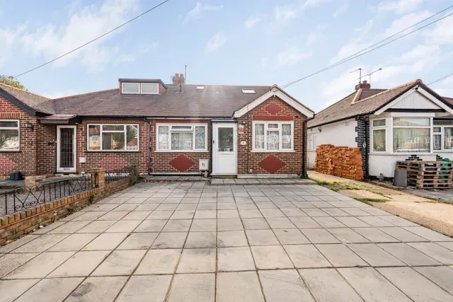 Sandown Way, Northolt, UB5, photo 1