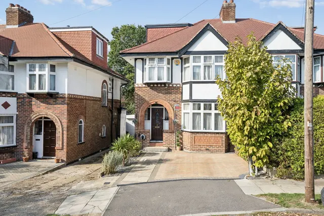 West Towers, Pinner, HA5, photo 1