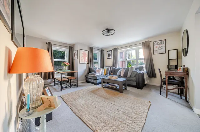 Franklin Court, Wormley, GU8, photo 2