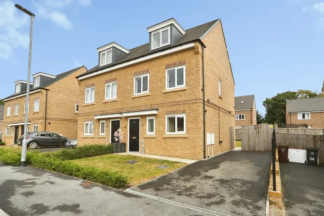 Quarry Bank Road, BRADFORD, photo 1