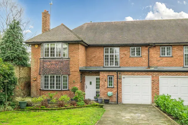 Court Road, SE9, photo 1
