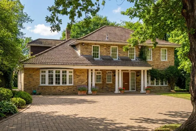 Old Avenue, West Byfleet, KT14, photo 1