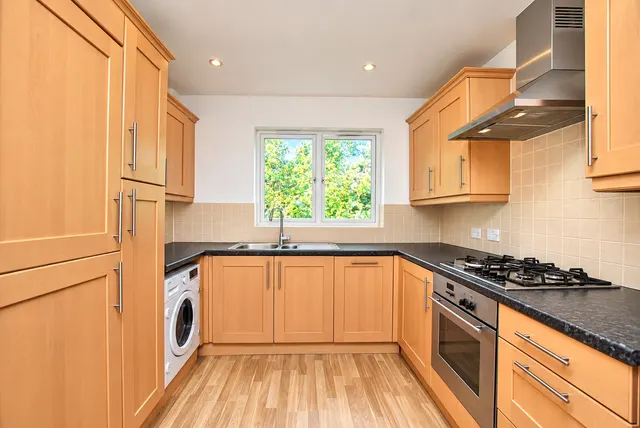 St. Marys Way, Guildford, GU2, photo 2