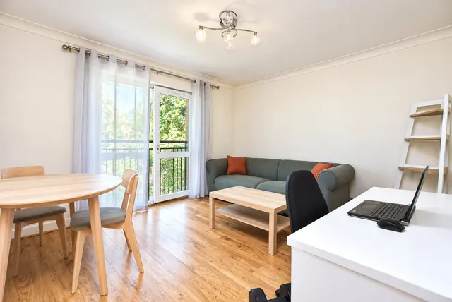 St. Marys Way, Guildford, GU2, photo 3