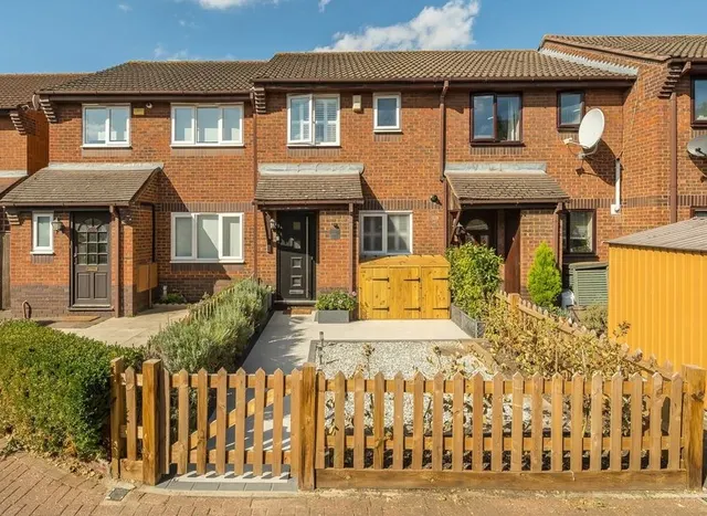 Oakmead Place, Colliers Wood, CR4, photo 1