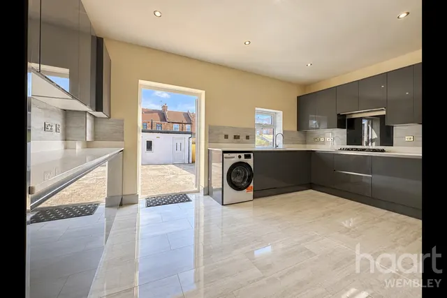 Waverley Avenue, HA9, photo 2