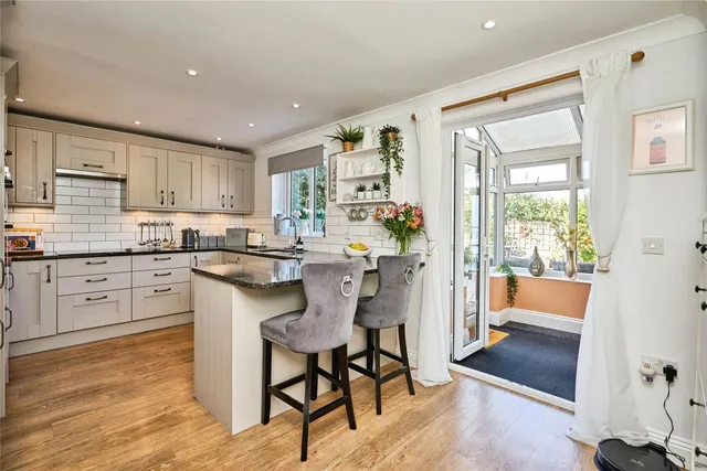 Redwood Close, Newport, PO30, photo 2