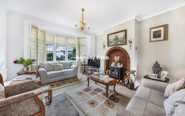 Photo 2 — Hedge Lane, Palmers Green, N13
