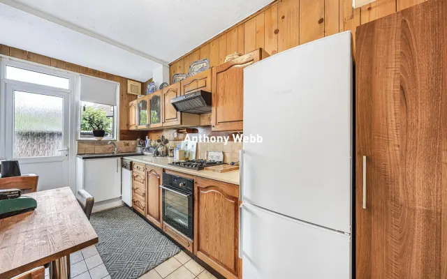 Photo 3 — Hedge Lane, Palmers Green, N13