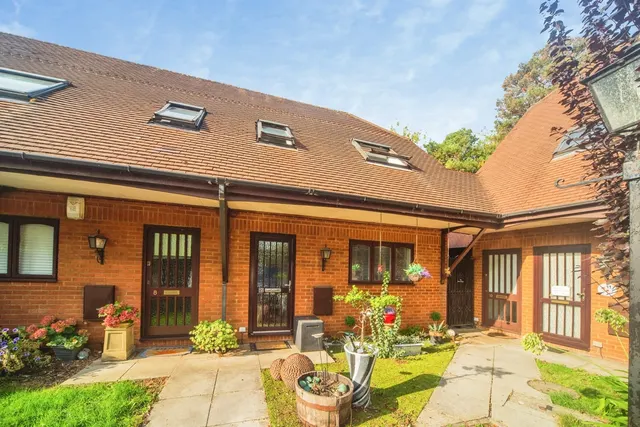 Bassett Crescent West, Southampton, SO16, photo 1