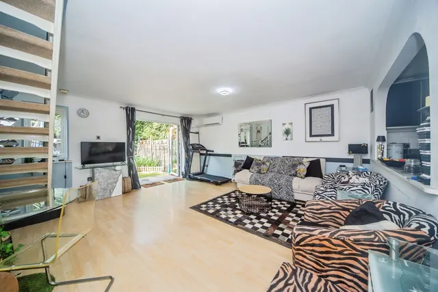 Bassett Crescent West, Southampton, SO16, photo 2