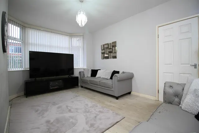 Bentley Road, Denton, photo 3