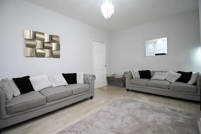 Bentley Road, Denton, photo 2