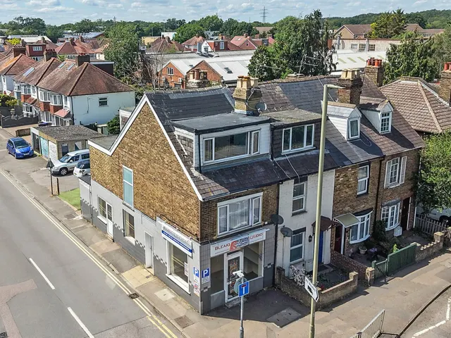 Kingston Road, Leatherhead, KT22, photo 1