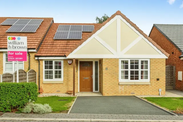 Pilkington Court, Walton, WF2, photo 1