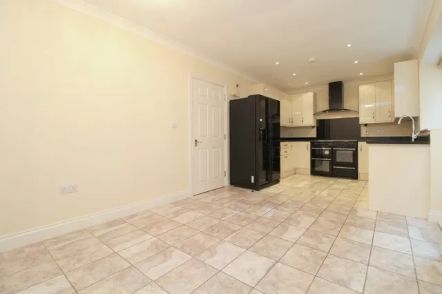 Station Crescent, Ashford, photo 2