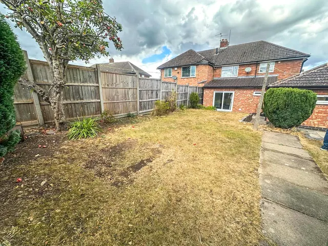 Photo 2 — Seagrave Drive, Oadby, Leicester, LE2 5GJ